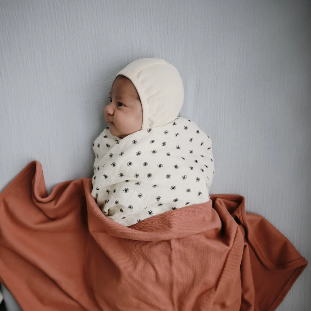 Mushie Swaddle | Black Daisy