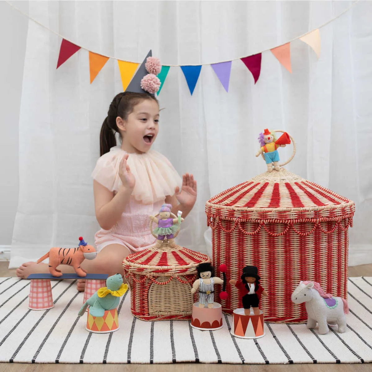 Olli Ella Holdie Circus Folks
